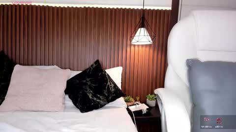 Snapshot of emma_white_01 chatting on September 30, 2:00 am emma your love  online show from September 30, 2:00 am