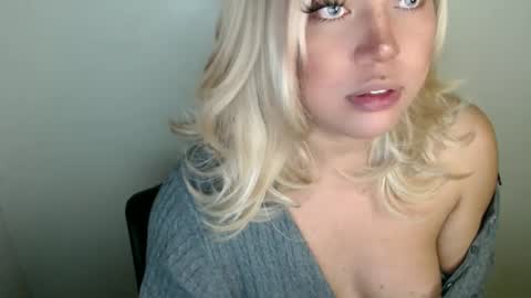 Snapshot of emmawatsoons chatting on September 25, 1:45 am YourDreamGirl Emma  online show from September 25, 1:45 am
