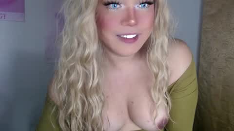 Snapshot of emmawatsoons chatting on March 12, 7:24 am YourDreamGirl Emma  online show from March 12, 7:24 am