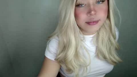 Snapshot of emmawatsoons chatting on October 14, 11:57 am YourDreamGirl Emma  online show from October 14, 11:57 am