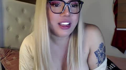 Snapshot of emmawatsoons chatting on December 27, 11:31 pm YourDreamGirl Emma  online show from December 27, 11:31 pm