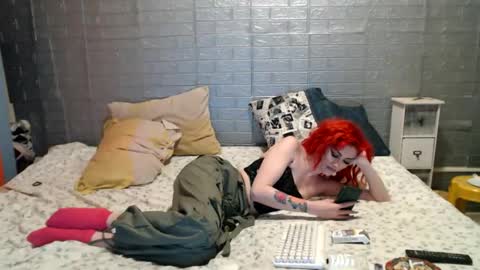 Emmily000 online show from May 3, 1:11 am