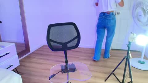 EMY FERRER online show from April 9, 6:19 am