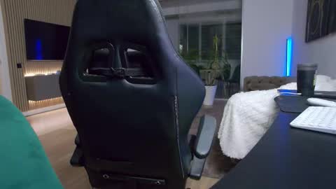 Erik online show from December 14, 8:04 pm