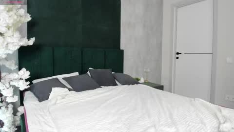 Erin online show from April 17, 9:33 am