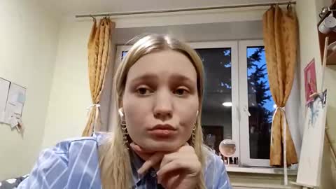 Amelie online show from December 1, 1:31 pm