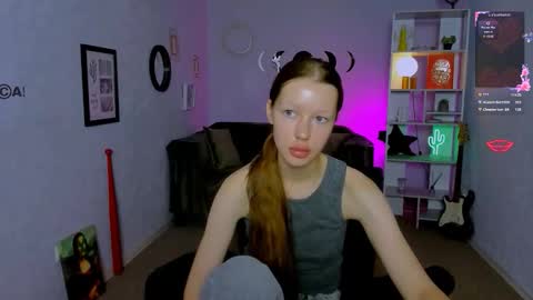 Snapshot of esma_shine chatting on October 1, 6:12 am esma_shine online show from October 1, 6:12 am