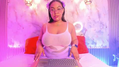 Snapshot of esmeralda_duarte chatting on February 26, 9:22 am esmeralda online show from February 26, 9:22 am
