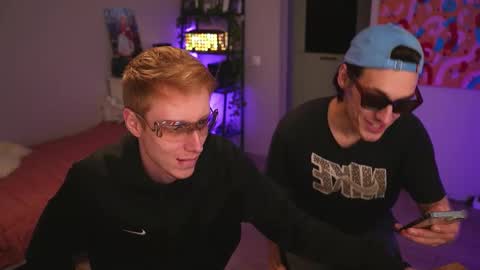 Snapshot of esthetics_boys chatting on September 15, 3:19 am LOUIS online show from September 15, 3:19 am