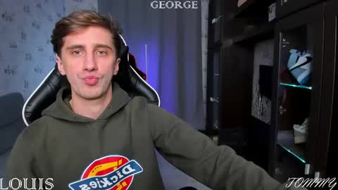 Snapshot of esthetics_boys chatting on March 12, 7:24 am LOUIS online show from March 12, 7:24 am