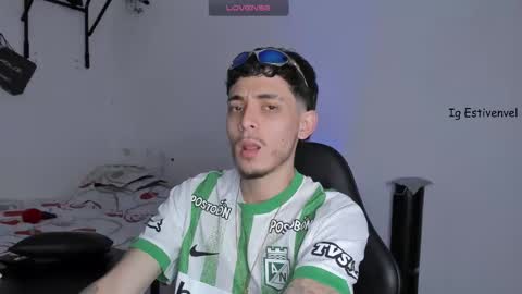 estivenvel online show from October 26, 7:02 pm