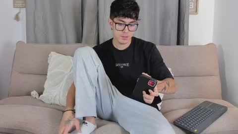 etham_wolf1 online show from April 1, 5:21 pm