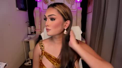 Angela online show from December 5, 3:33 pm