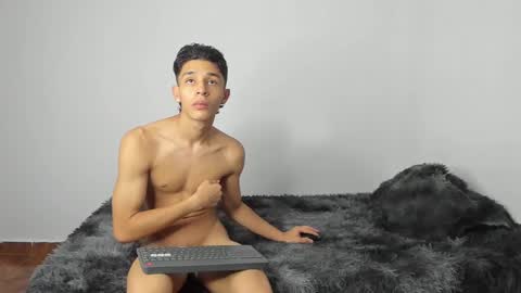 Snapshot of evans_collins24 chatting on December 19, 7:29 am Evans collins24 online show from December 19, 7:29 am