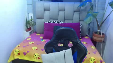 evelin zaens online show from April 19, 4:57 am