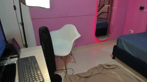 evelyn_lovv online show from December 19, 3:46 am