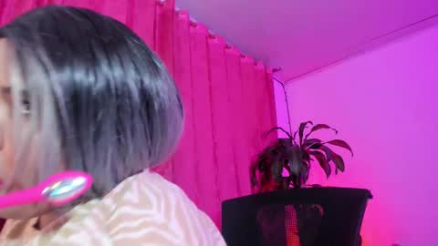 Evelyn Sandoval online show from March 20, 2:49 am