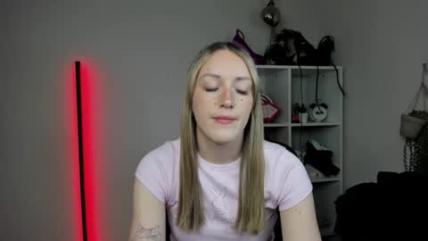 evelynblond online show from April 8, 12:30 pm