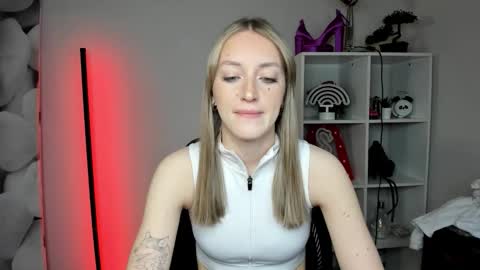 evelynblond online show from February 20, 6:37 am