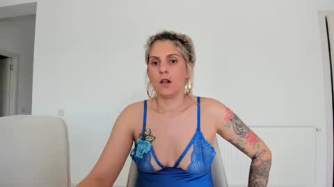 evelynevyyy online show from March 9, 10:20 am