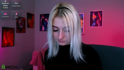 evelynlovelyy online show from April 8, 7:28 pm