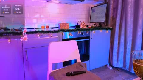 Snapshot of evestone_ chatting on January 7, 4:29 am      Help me us to make 55 thumbs up  online show from January 7, 4:29 am