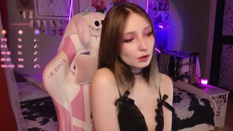 Evie online show from April 4, 1:45 am