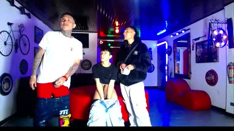 extrangers online show from March 22, 12:20 pm