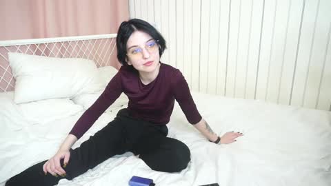 Mia online show from December 9, 4:58 pm