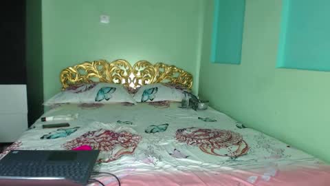 farfalina online show from October 6, 4:30 am