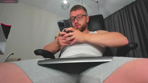 FindomGuyXXX online show from November 15, 6:31 pm