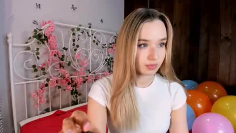 Amina online show from December 4, 1:22 pm