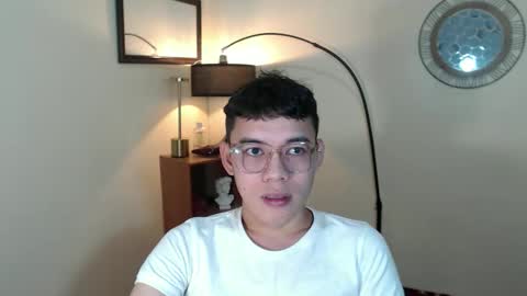Snapshot of floriankeirxx_ chatting on October 2, 1:04 am floriankeirxx_ online show from October 2, 1:04 am
