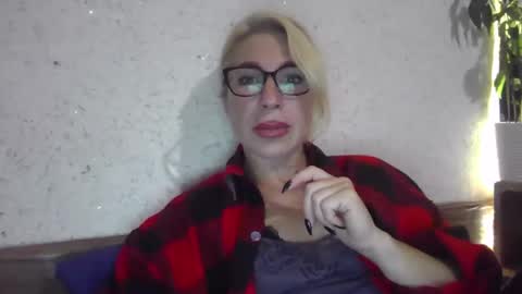 Snapshot of fox_red_lady7 chatting on October 9, 7:52 pm fox_red_lady7 online show from October 9, 7:52 pm