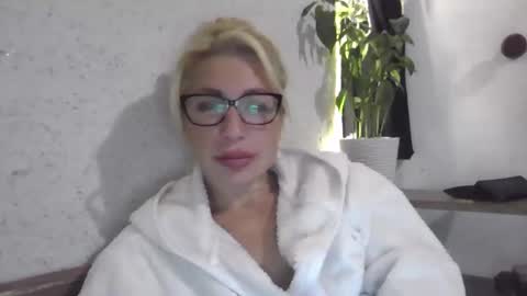 Snapshot of fox_red_lady7 chatting on October 8, 7:42 pm fox_red_lady7 online show from October 8, 7:42 pm
