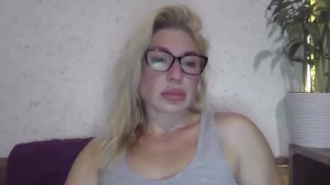 Snapshot of fox_red_lady7 chatting on October 12, 6:43 pm fox_red_lady7 online show from October 12, 6:43 pm