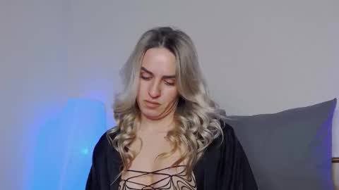 Foxy Kimmi online show from December 4, 7:30 am