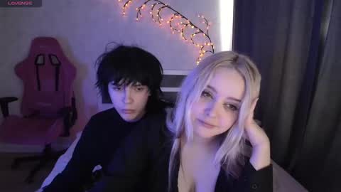 fray_and_lilla online show from April 23, 9:06 am