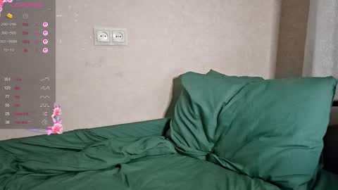 Mia online show from December 19, 3:51 pm