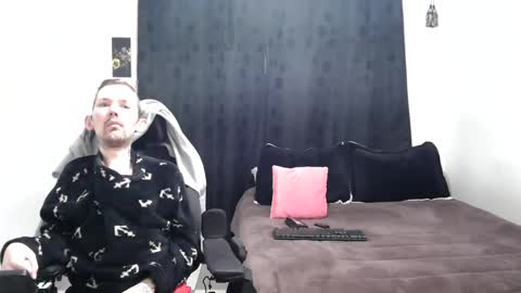 Snapshot of frenchroulette chatting on February 15, 11:39 am Thomas y Sophia online show from February 15, 11:39 am