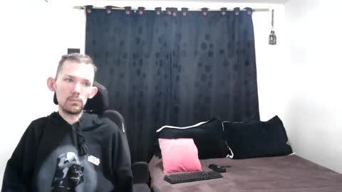 Snapshot of frenchroulette chatting on December 13, 10:08 am Thomas y Sophia online show from December 13, 10:08 am