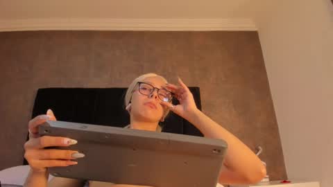 Snapshot of gemarodriguez_ chatting on February 27, 9:07 am Gemma online show from February 27, 9:07 am