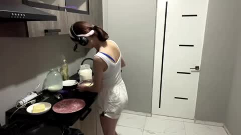 Riana online show from April 10, 2:00 pm