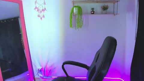 giaaaa   online show from April 22, 12:40 am