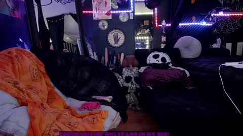 Giggles online show from February 18, 9:20 pm