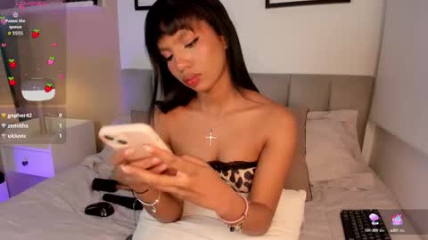 Snapshot of gigi_strawberry chatting on October 4, 5:38 am GIGI online show from October 4, 5:38 am