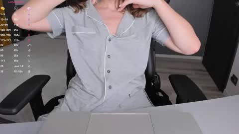 gigihadd online show from June 3, 1:58 pm