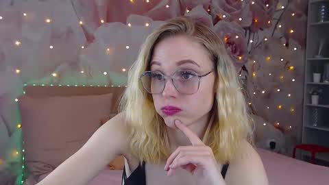 Snapshot of ginaa_lovely chatting on February 14, 8:31 am Gina online show from February 14, 8:31 am