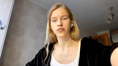 gladyswigg online show from April 15, 9:12 am