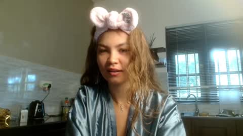 Snapshot of glitter_doll chatting on October 25, 8:13 am glitter_doll online show from October 25, 8:13 am